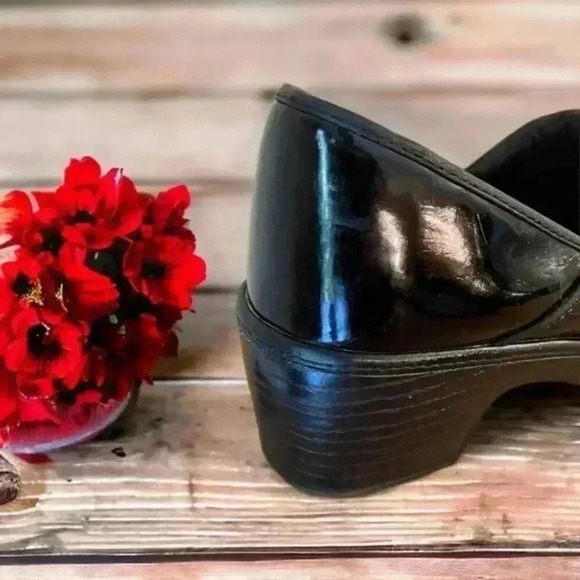 Lands End Women Camden Clog Black Patent Size 9 US.  Minor Scuffing - See pics - Picture 8 of 8